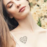 faux tatouage coeur géométrique