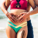 Faux tatouage femme plumes noires
