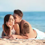 faux tatouage polynésien épaule