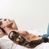 Faux tatouage sleeve manchette loup et forêt