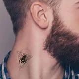 Tatouage éphémère abeille géométrique