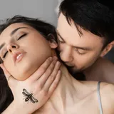 Tatouage éphémère abeille