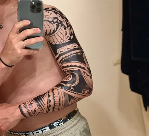 tatouage éphémère sur bras d'homme