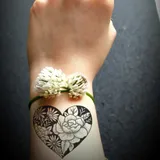 Tatouage éphémère coeur fleurs