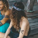 Tatouage éphémère femme dauphin maori polynesien