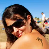 Tatouage éphémère femme requin marteau maori polynésien