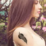 Tatouage éphémère plume géométrique