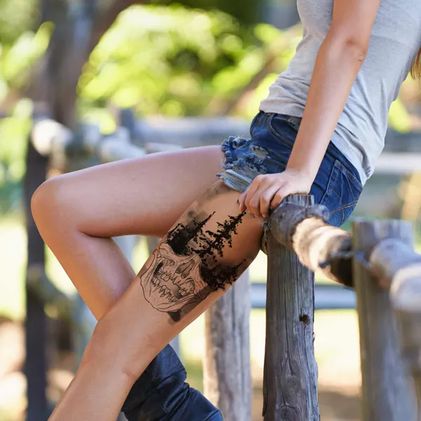 Tatouage éphémère tête de mort et forêt