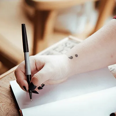 tatouage espoir point virgule