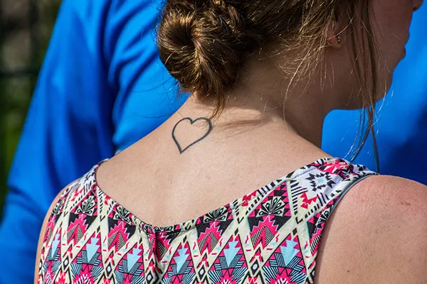tatouage femme coeur simple