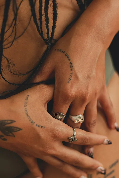 tatouage femme lettering