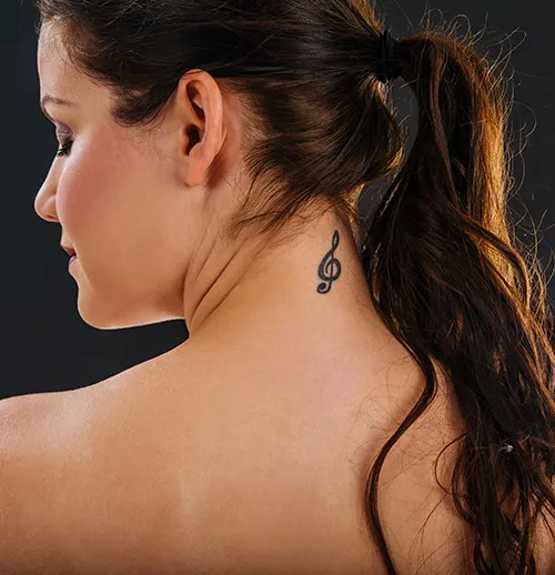 tatouage femme nuque