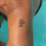 tatouage hippocampe maori semi permanent