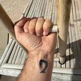 Tatouage hameçon maori homme femme