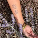 Tatouage semi permanent éphémère petit papillon et coeur femme