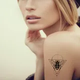Tatouage temporaire abeille géométrique