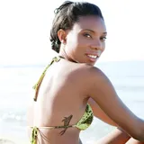 Tatouage temporaire femme baleine maori polynésienne
