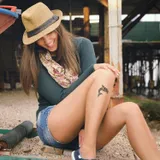 Tatouage temporaire femme dauphin maori polynesien