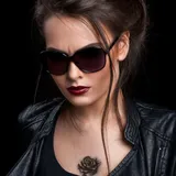 Tatouage temporaire femme roses noires