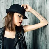 Tatouage temporaire femme Flèches géométriques