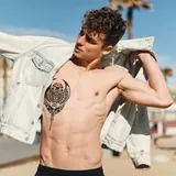 Tatouage temporaire homme raie manta polynésienne