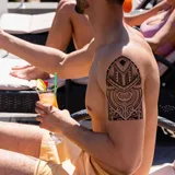 Tatouage temporaire polynésien épaule