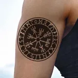tatouage boussole viking