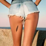 Tattoo éphémère femme plumes noires
