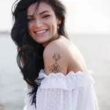 tattoo éphémère femme unalome