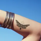 Tattoo éphémère papillon géométrique