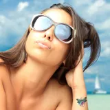 Tattoo temporaire libellule colorée géométrique