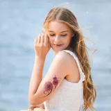Tattoo éphémère petite marguerite mauve