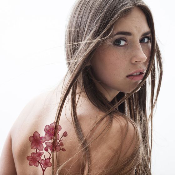 Faux tatouage femme fleurs de cerisier rose