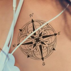 Faux tatouage femme boussoles