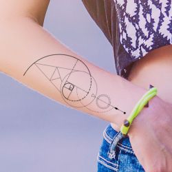 tatouage éphémère géométrique