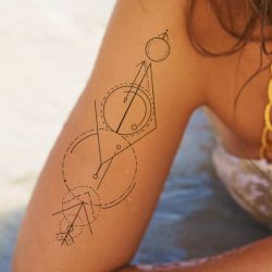 Tatouage éphémère minimaliste géométrique
