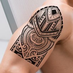 Tatouage éphémère polynésien épaule