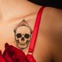 Tatouage temporaire femme tête de mort géométrique