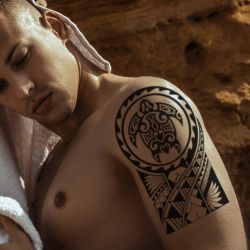 Tatouage temporaire homme torture maori