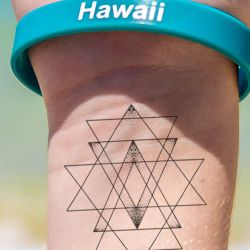 Tatouage temporaire homme triangles géométriques
