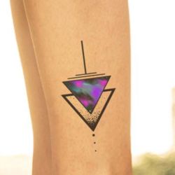 Tatouage temporaire triangle noir et aquarelle