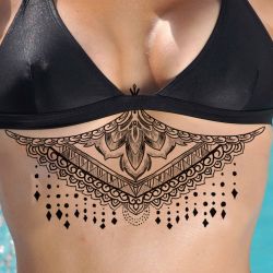 tatouage éphémère underboob ornements et pierres
