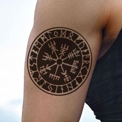 tatouage boussole viking