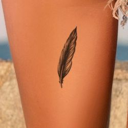 Tattoo éphémère femme plumes noires