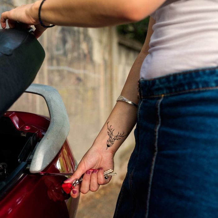faux tatouage cerf géométrique