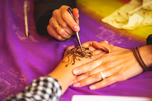 séance de tatouage au henné