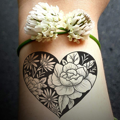 tatouage femme coeur fleuri