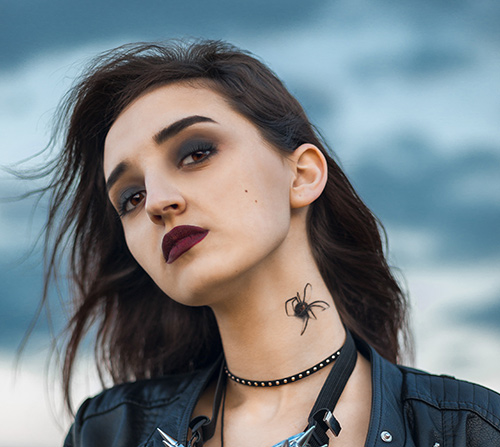 tatouage femme araignée