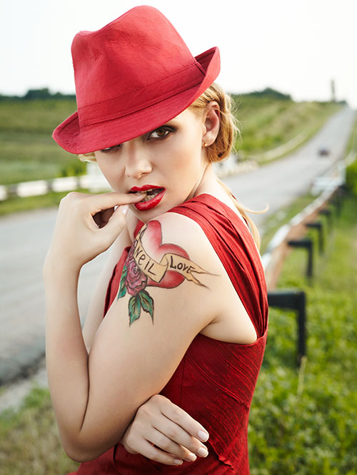 Tatouage femme coeur coloré