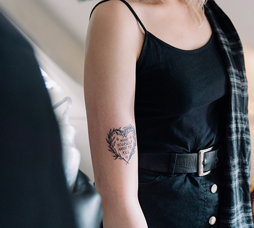 tatouage femme coeur et texte